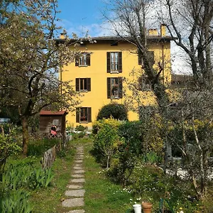 Iris , Villa Guardia Italia